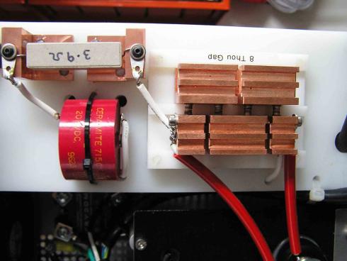 HF zapalovací jednotka - detail jiskřiště, omezovacího rezistoru a rezonančního kondenzátoru